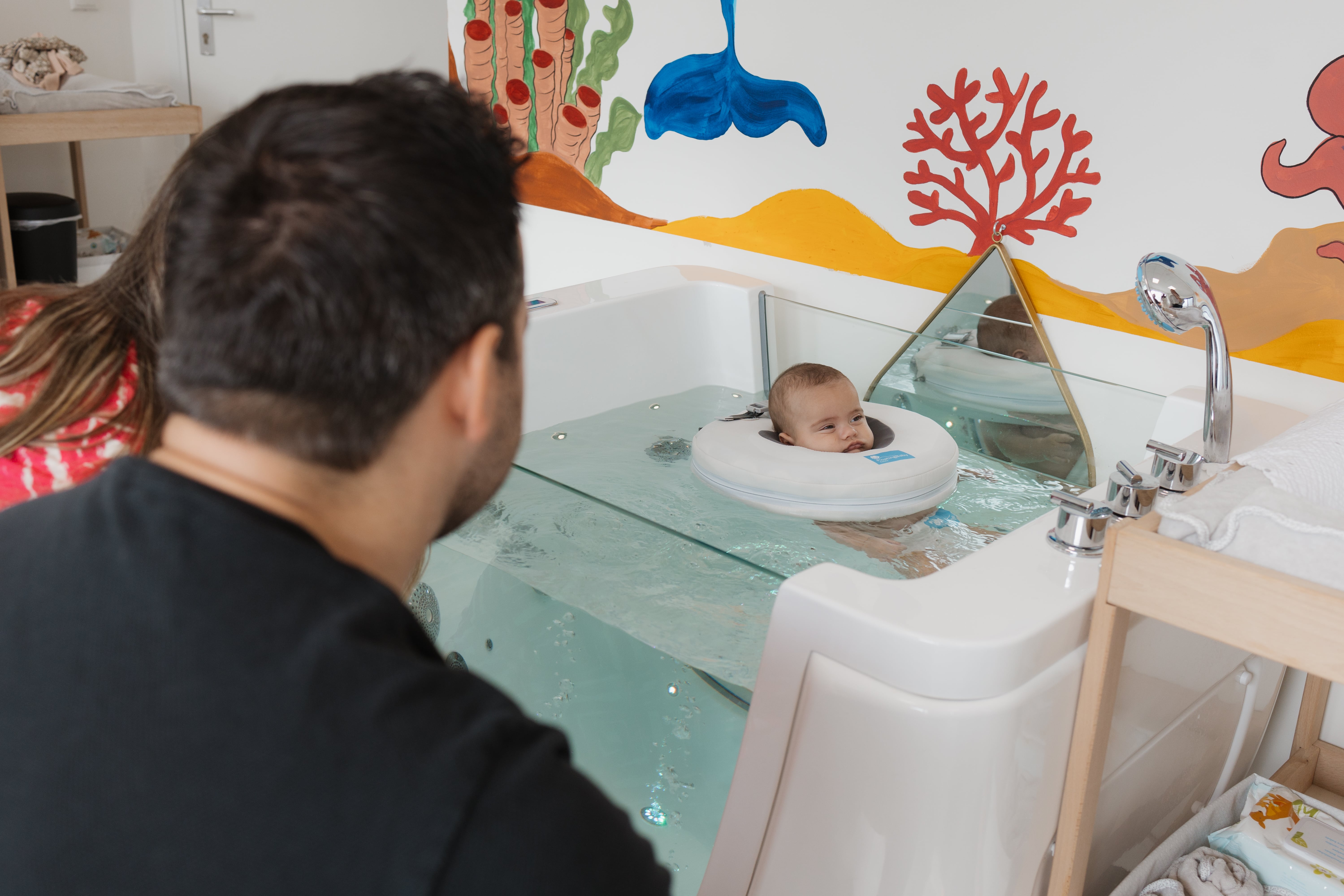 Baby drijft ontspannen in de jacuzzi van de BabySpa